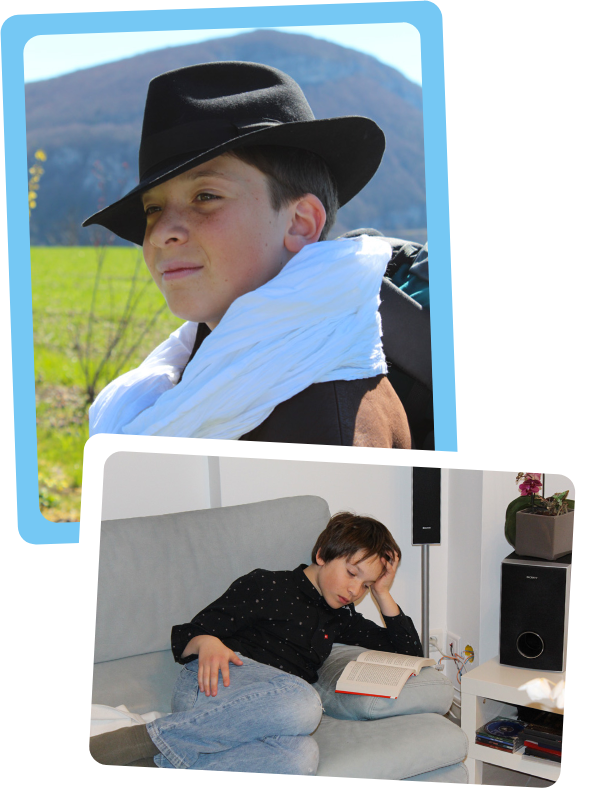 Enfant avec un chapeau dans un champs qui sourit et un enfant dans un canapé 